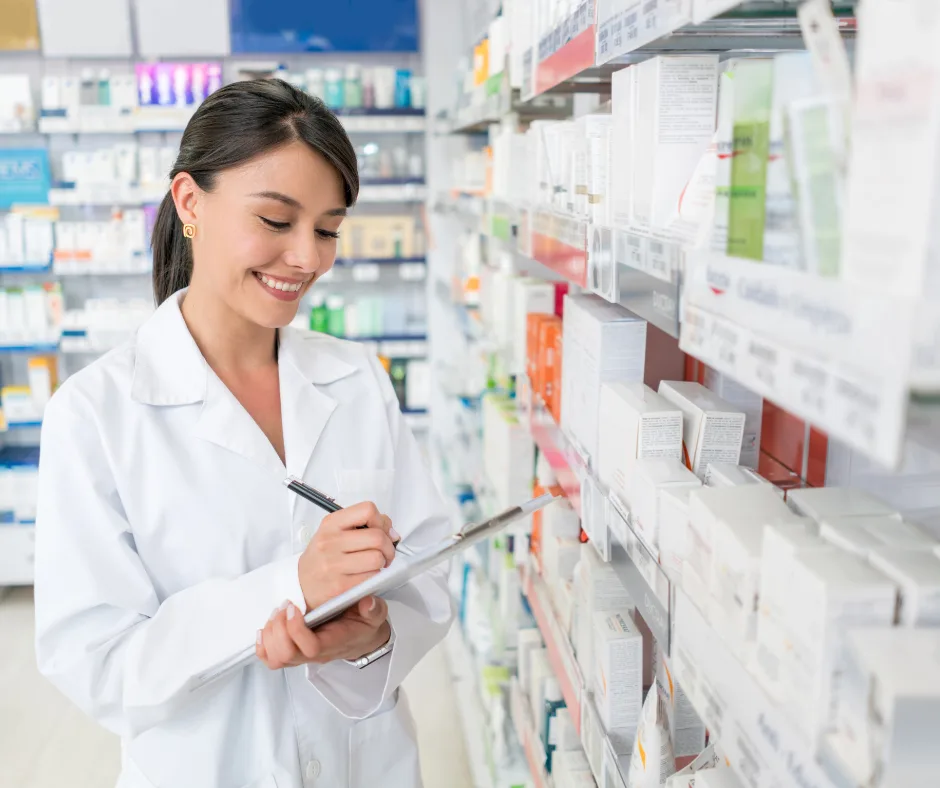 Pharmaassistentin bei der Arbeit in einer Apotheke